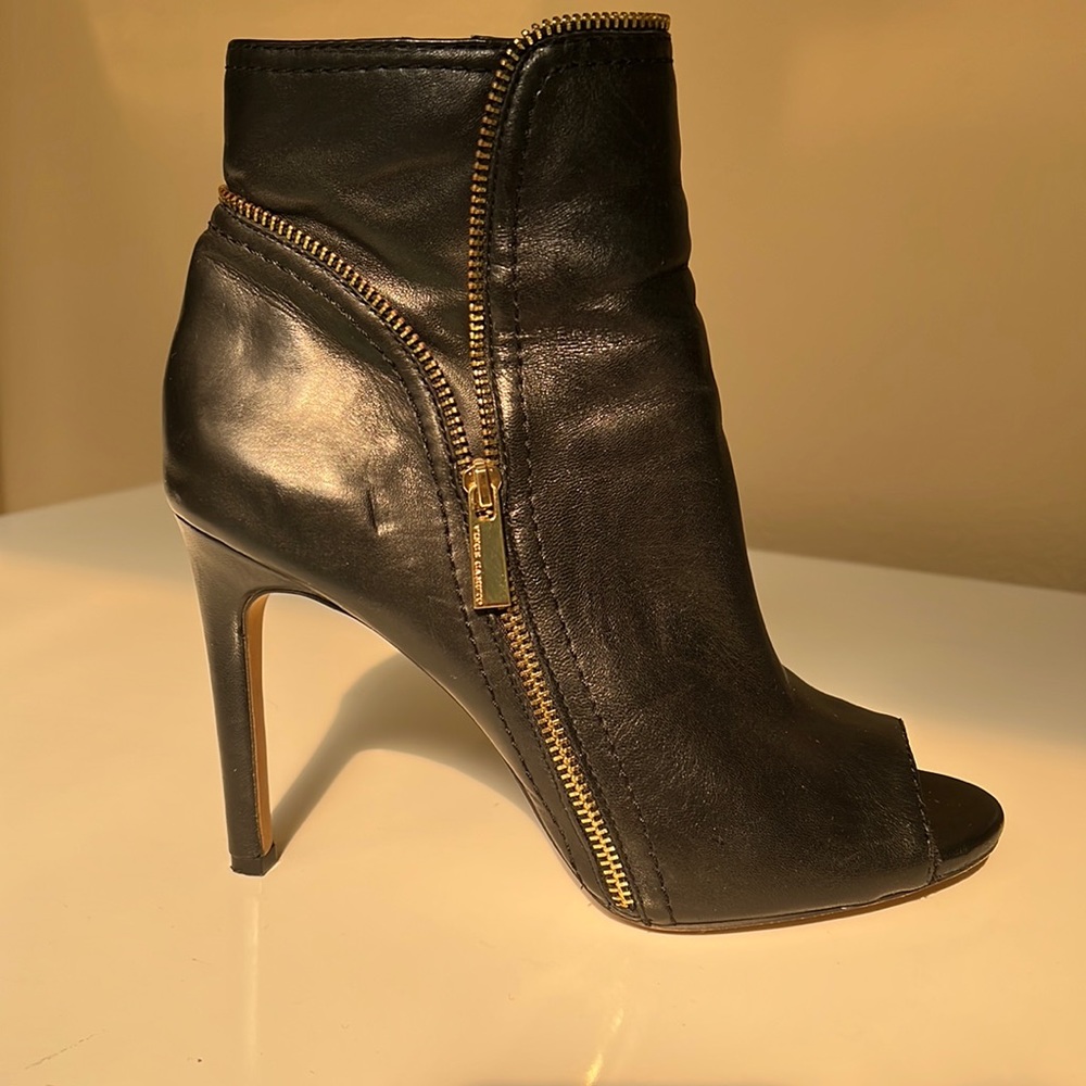 Vince Camuto Black Leather high heels Size:8